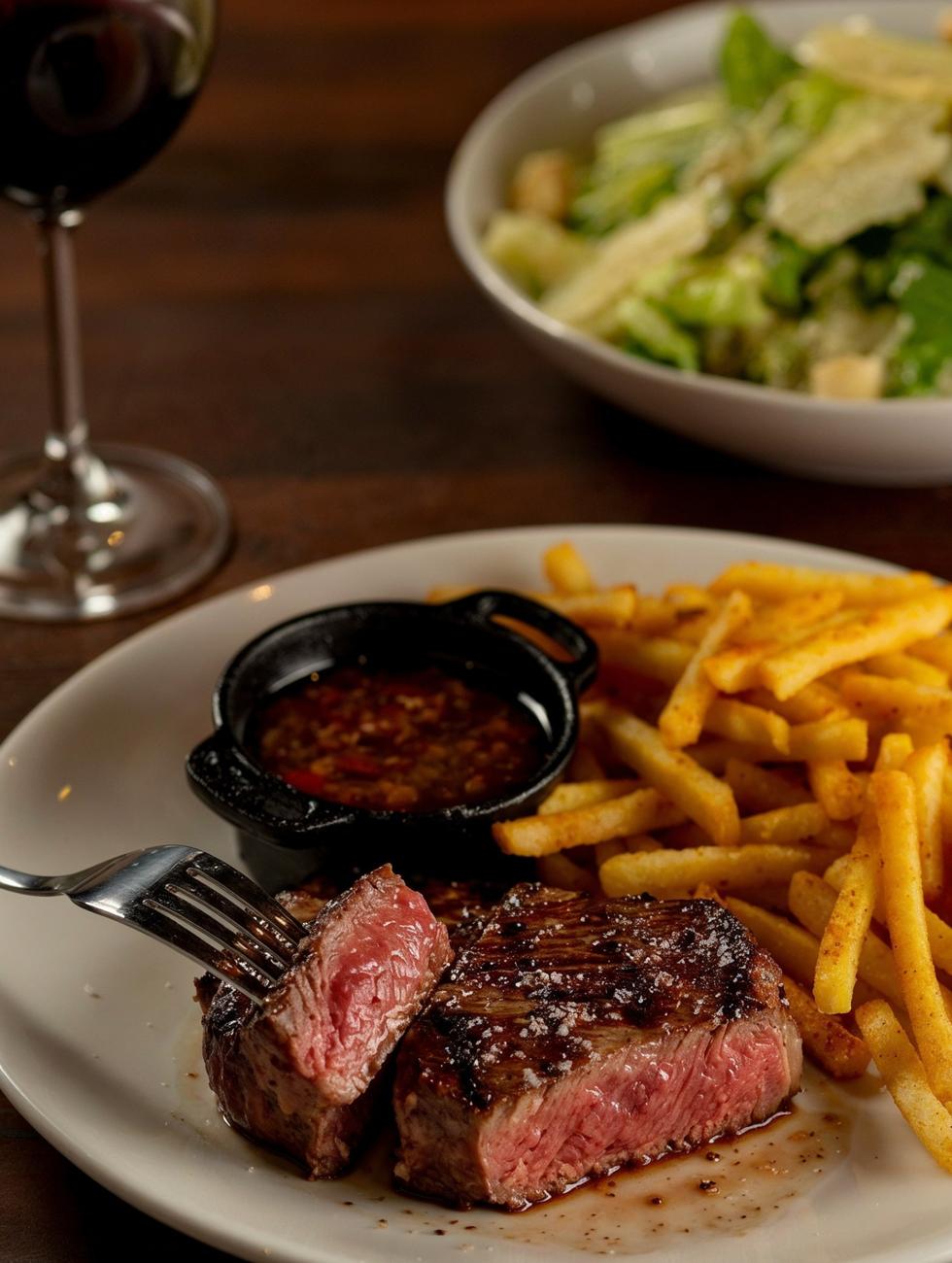 Ancho grelhado na brasa, com fritas e vinho