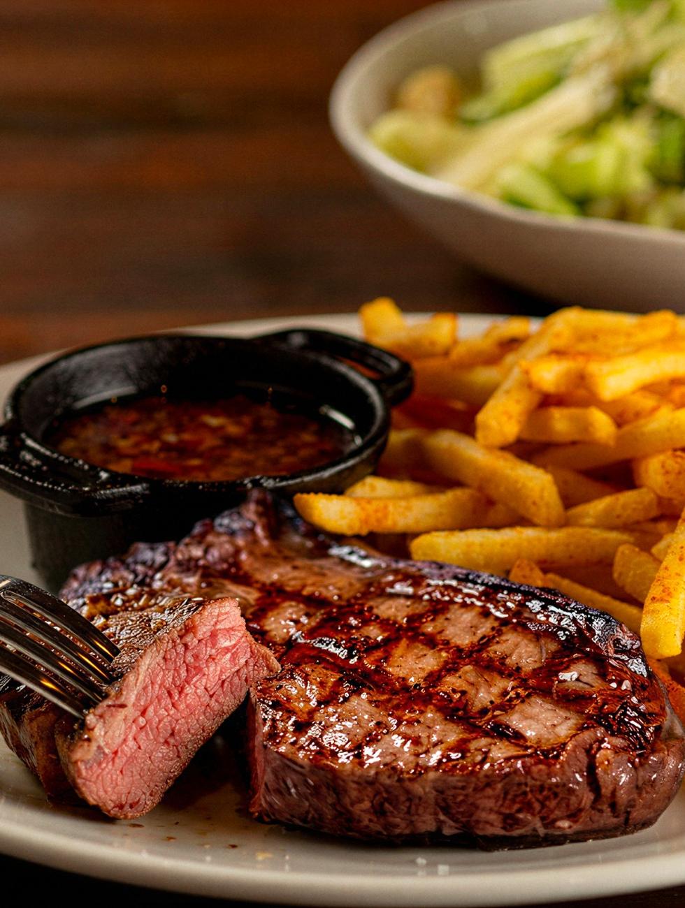 Chorizo grelhado na brasa, com fritas e salada