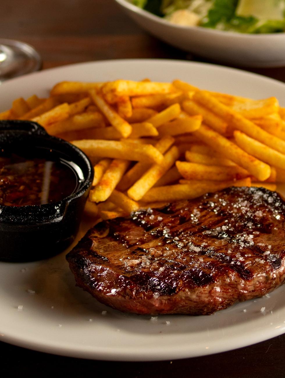 Steak Don grelhado na brasa, com fritas e chimichurri