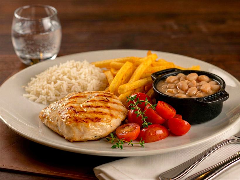 Filezinho de frango com arroz, feijão e fritas