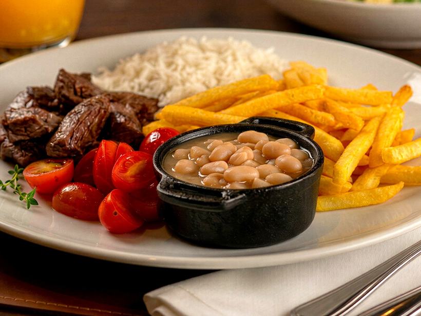 Iscas de filé com arroz, feijão e fritas