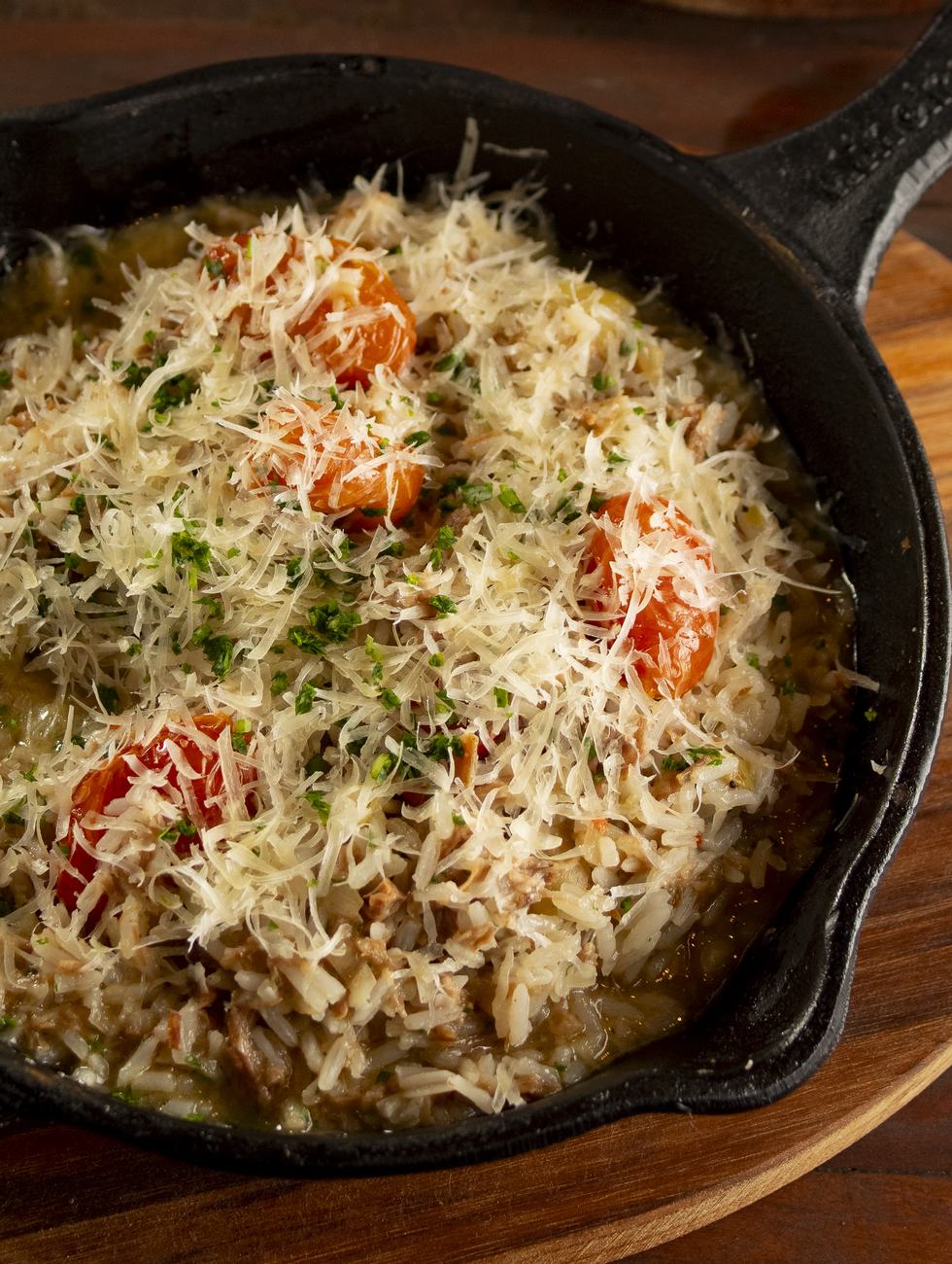 Arroz na frigideira de ferro com tomatinhos e queijo