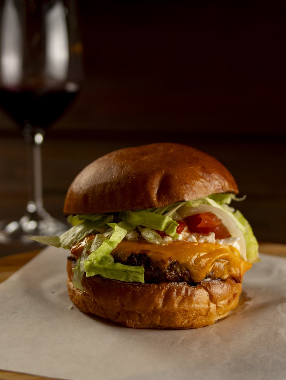 Hambúrguer da casa com cheddar e salada